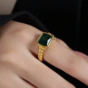 The Orelvara Élan Green Stone Ring